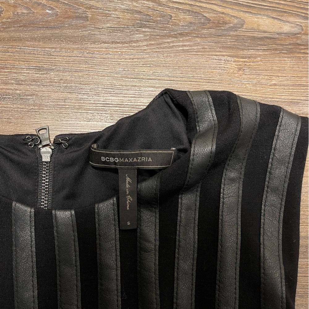 BCBG sleeveless blouse with leather stripes down - Picture 2 of 3